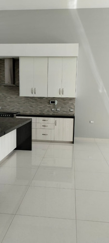 Residencia En Zona Exclusiva Coto Al Norponiente De La Ciudad De Aguascalientes De Un Nivel Y 4 Recamaras Canchas, Alberca Todas Las Amenidades En 610 Mts De Terreno Y 380 Mts De Construcción