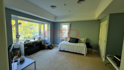 Residencia De Estilo Frances En Zona Privilegiada.