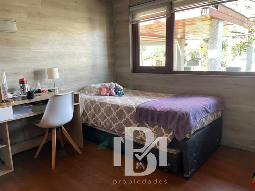 Casa En Venta En Condomio, 4 Dorm Mas Estar En Las Condes