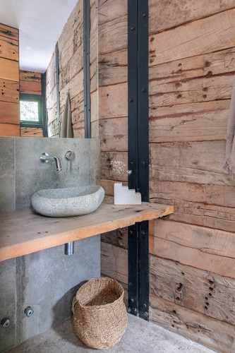 Casa Con Un Diseño Único Y Amplios Espacios