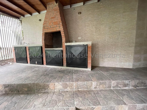 Casa Quinta En Venta Totalmente Remodelada En El Castaño Maracay Con Cocina Empotrada Seguridad Nela 25-1318