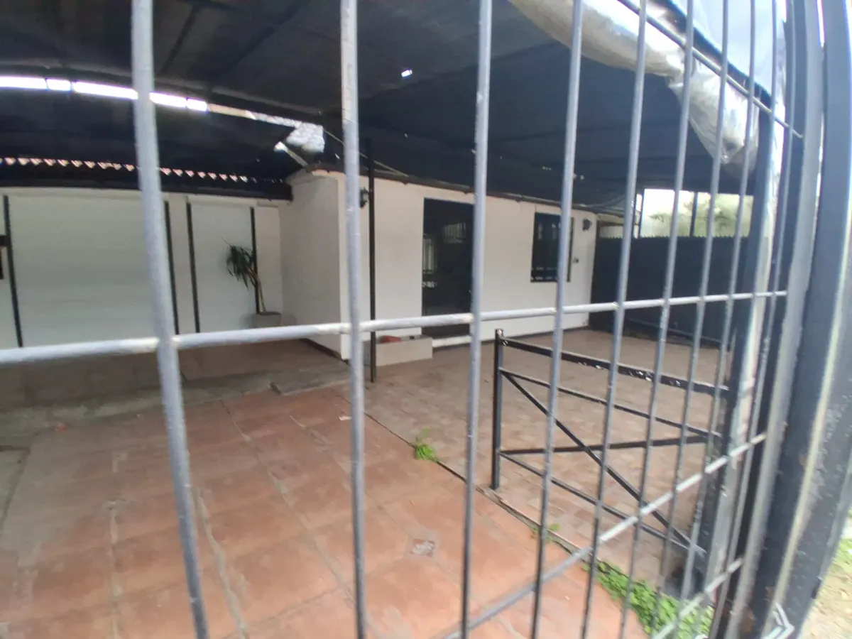 Imagen 2 de 11 de Casa Av Ossa Salida Vespucio Oriente