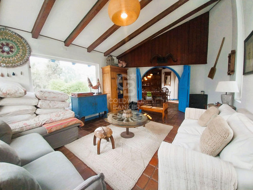 Estilo Colonial Con Gran Terreno Y Lindas Vistas
