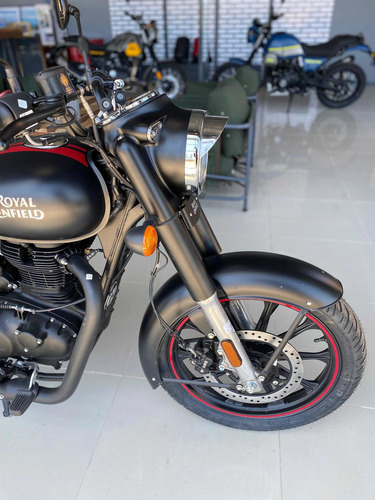 Imagen 10 de 16 de Royal Enfield Classic 350 Dark Stealth Black