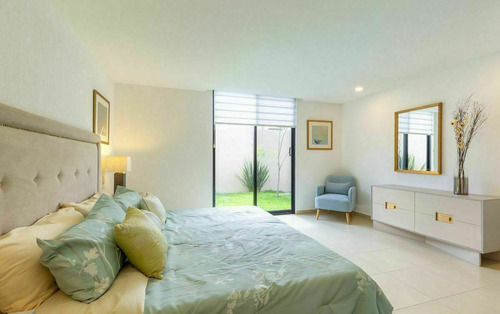 Se Vende Casa Entre El Refugio Y Zibata, 139 M2, Gran Jardín, 3 Recamaras