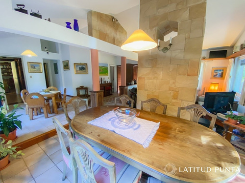 Residencia En Cantegril- Ref: 935