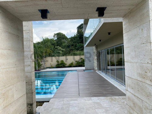 Century 21 Country House Ofrece A Su Distinguida Clientela Un Town House
