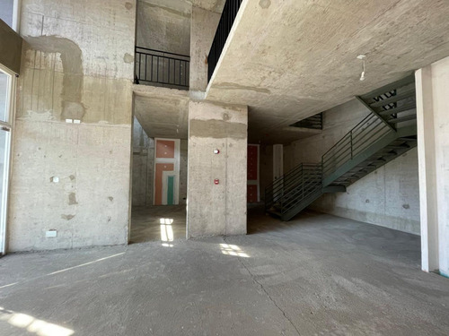 Arriendo Local Comercial De 107,48 M2 + 62,94 M2 De Altillo,