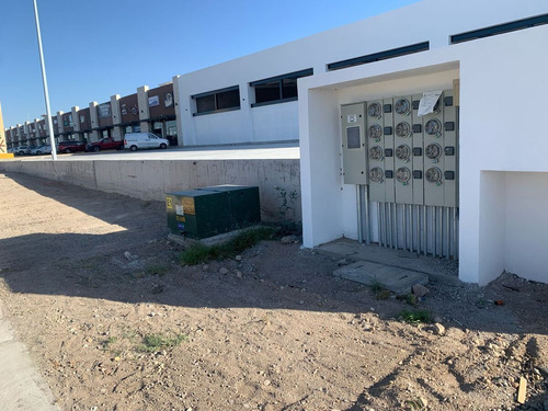 Se Renta Local Comercial Plaza Del Lago, Corregidora