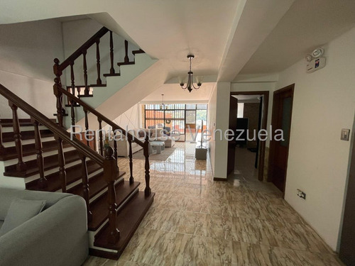 Cómoda Y Acogedora Casa De Múltiples Niveles En Venta Ubicada En La Trinidad 25-17807