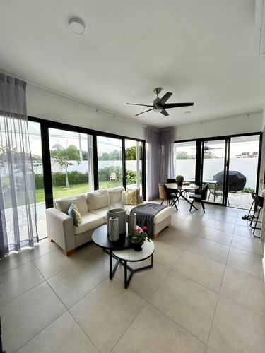 Villa Independiente En Punta Cana - De Esquina Con Patio