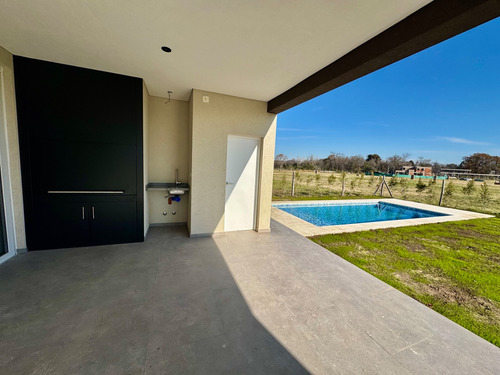 Venta De Casa A Estrenar En Barrio Cerrado Village Joven