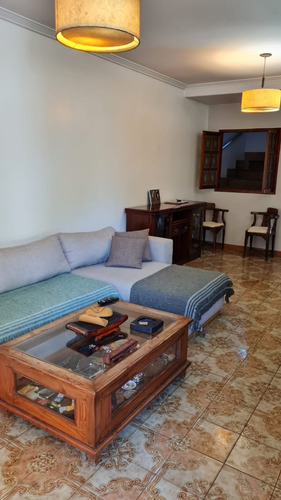 Excelente Chalet En Dos Plantas, Cinco Ambientes Sobre Lote De 8,66 X 30,65m.