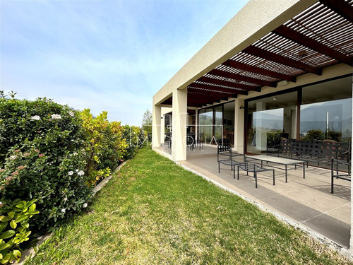 Casa En Venta De 6 Dorm. En Lo Barnechea