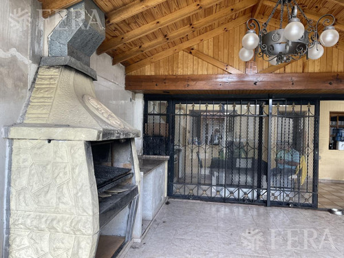 Imagen 14 de 17 de Venta Casa 4 Ambientes Con Jardín, Cochera, Quincho Y Fondo Libre Con Piscina En Wilde (30086)