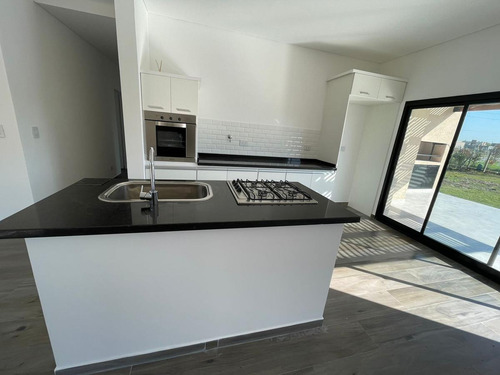 Imagen 8 de 21 de Casa De 4 Ambientes En Venta En San Ramiro, Pilar Del Este.