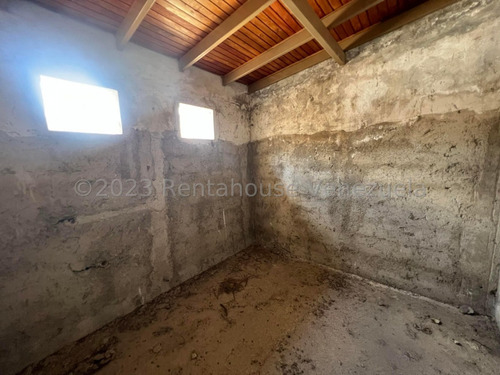 Excelente Townhouse Para Remodelar En Oba Gris En Venta Ubicado En Turmero Urb San Pablo Db 25-14294