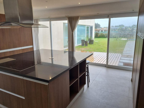 Imagen 9 de 30 de Altos De La Tahona , Casa De 300 M2 Y 1150 M2 De Terreno, 4 Dormitorios, Piscina, Minimalista !!