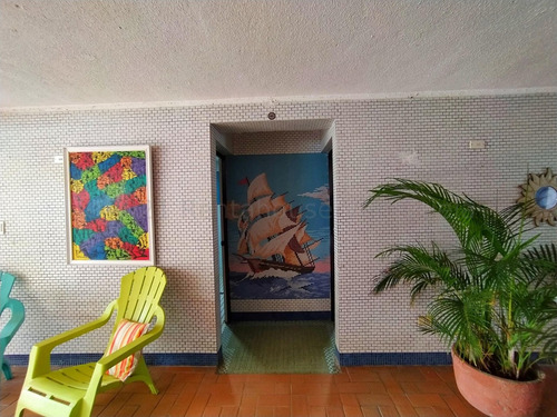 En Venta Lujosa Casa En Caraballeda Con Acabados De Lujo, Piscina Propia Y Muelle Propio Jm 25:926