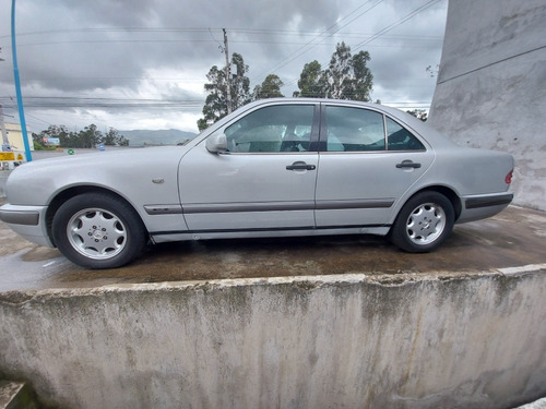 Imagen 6 de 8 de Mercedes Benz, Sedan E 200 Mercedes Benz, Sedan