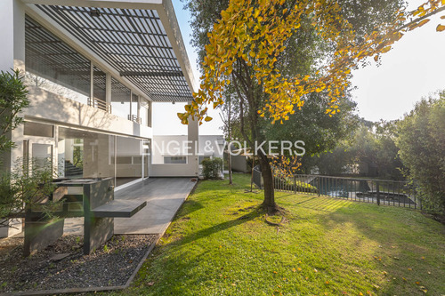Moderna Casa Mediterránea En Condominio