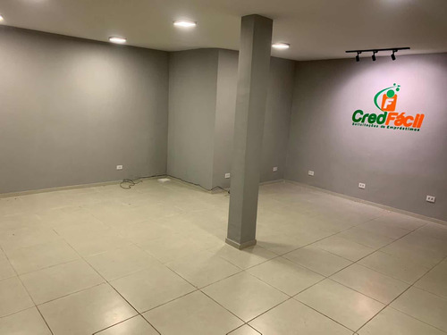 Prédio Comercial Avenida Beberibe Com Muito Movimento