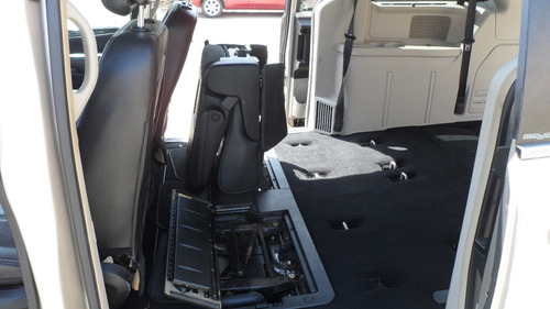 Imagen 10 de 15 de Chrysler Town & Country 3.6 Touring Mt