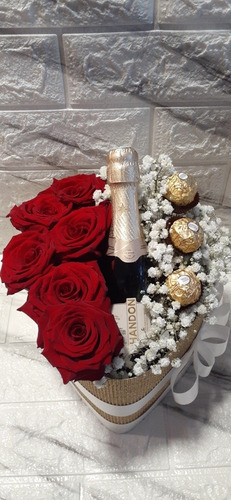 Imagen 5 de 5 de Floreria.ramo De 6 Rosas En Box Corazon, Chandon Y Bombones