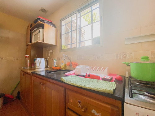 Venta De Casa 2 Dormitorios Con Patio, Parrillero Y Garaje En La Comercial