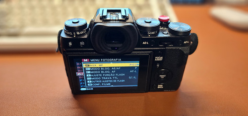 Fujifilm Xt1 Preta Com Hand Grip - Ótimo Estado ! Preto