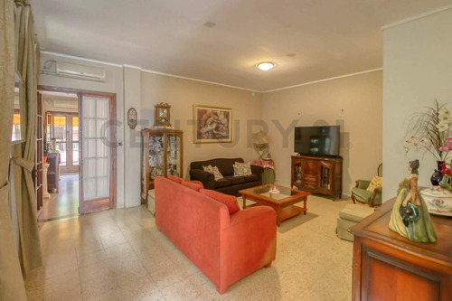 Casa En Venta De 3 Dormitorios Con Patio Y Cochera