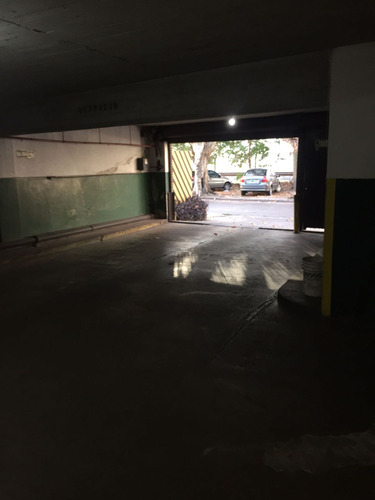 Cochera Cubierta En Venta, Olivos.