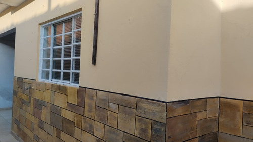 Casa De Três Quartos E Dois Banheiros Com Edícula