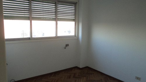 Imagen 5 de 6 de Regio Departamento De 3 Ambientes Sobre Av. Rivadavia