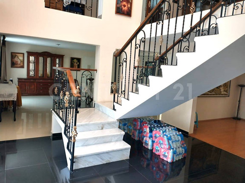 Casa En Venta De 4 Recamaras Y Amplio Jardin Cerca De Camino Real A Cholula.