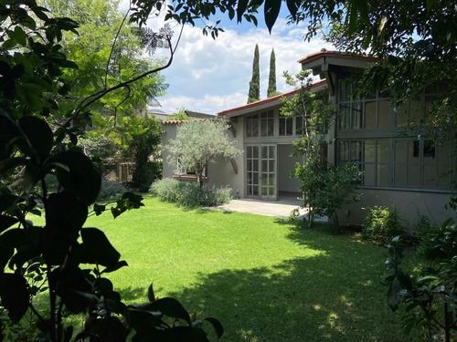 Casa En Las Lomas Con Amplio Jardin En Una Planta