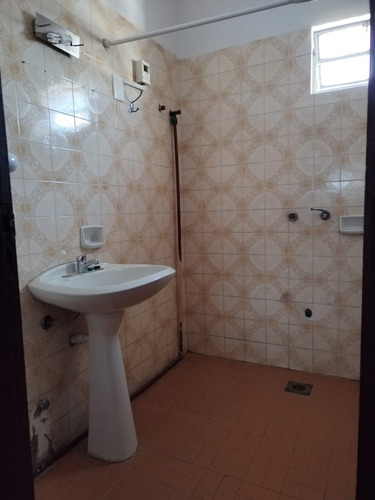 Atención Inversionistas!!! 2 Apartamentos En Un Mismo Padron, 1, De 2 Dormitorios, Li./com, Coc. C/oficce Y Baño. Otro; Liv/com, 1 Dorm, Kitchenette, Baño Y Lindo Patio!!! Documentacion En Regla