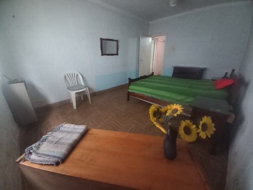 Casa 3 Ambientes Con Garaje Y Parque, A Reciclar Parcialmente, En Barrio Santa Monica