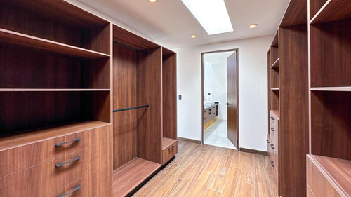 Casa En Venta En Metepec Con Diseño Moderno Y Jardín Interno