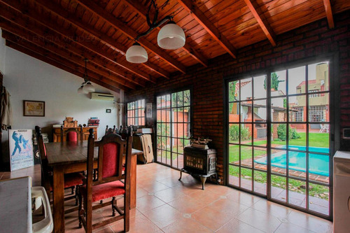 Venta De Casa 5 Ambientes Con Piscina En Haedo Sur
