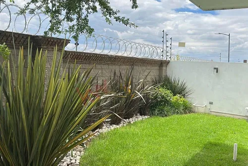 Venta De Casa Con Recámara En Planta Baja En Lomas De Angelópolis