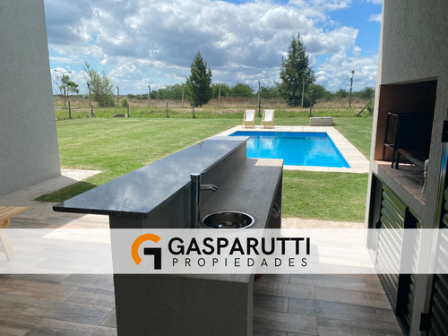 Casa En Venta En San Sebastían! 4 Ambientes Con Pileta!
