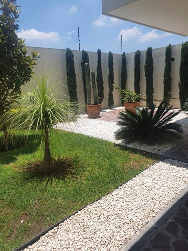 En Venta Casa En Lomas De Juriquilla, Doble Altura, 3 Nivele