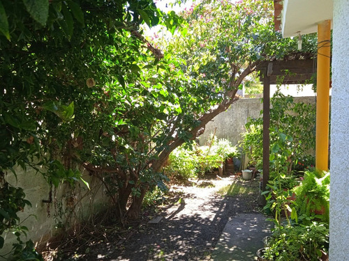 Casa Esquina Sobre Avda. 2 Dormitorios, Lagomar Sur.