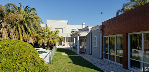 Casa De Categoría Con Piscina, Quincho Y Parque En Berazategui Centro