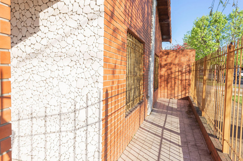 Casa Chalet En Venta Ubicado En Banfield, Lomas De Zamora, G.b.a. Zona Sur