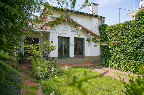 Venta Casa Chalet 4 Ambientes Con Jardin En Castelar Cod6020