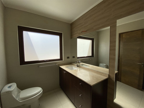Casa En Venta De 4 Dorm. En Colina