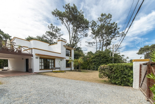 Punta Del Este, Chalet En Pinares, A Pasos Del Mar, 4 Dormitorios .- Ref: 41775