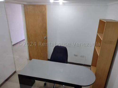 Vendo Estupenda Oficina Remodelada De 46.8 Mts2 Chacaito !!! Consta De 4 Ambientes , Recepción, 2 Oficinas Cerradas Y Otro Ambiente Para Reuniones Y Trabajo...excelente Inversión...!!